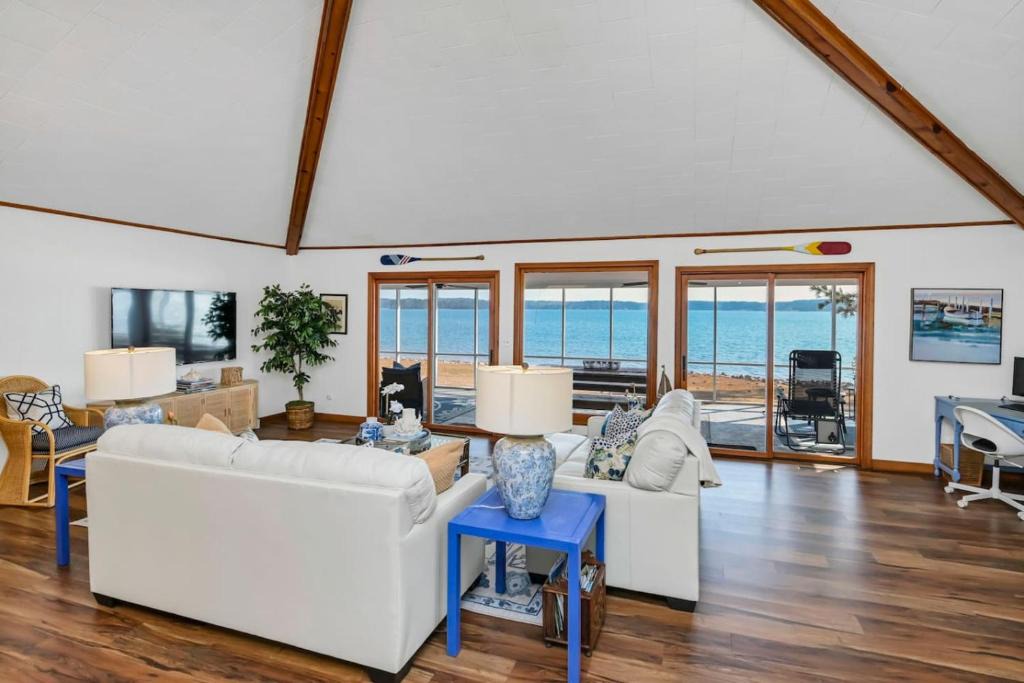 Prosperity House | The Waters Edge Sleeps 8