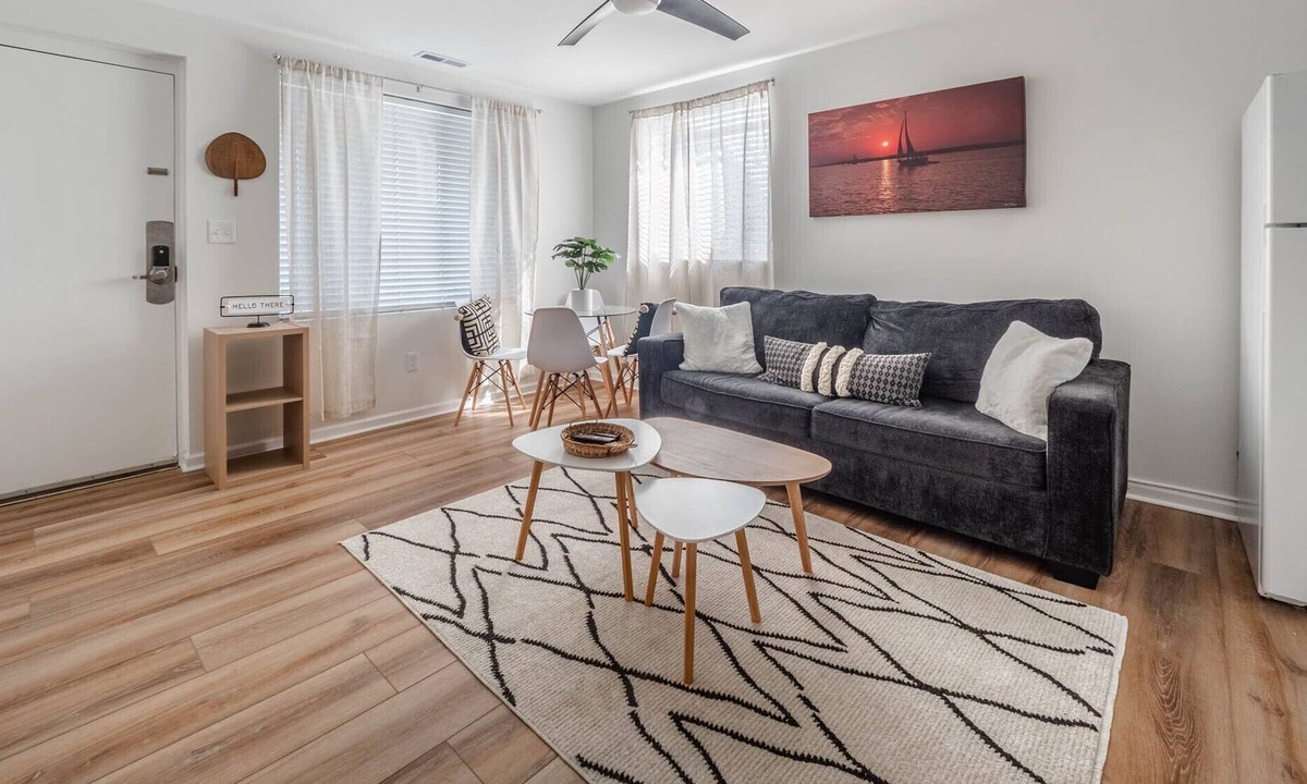 Airlie Condo | The Waterway 231: King + FSS 1BR Apartment with complex pool
