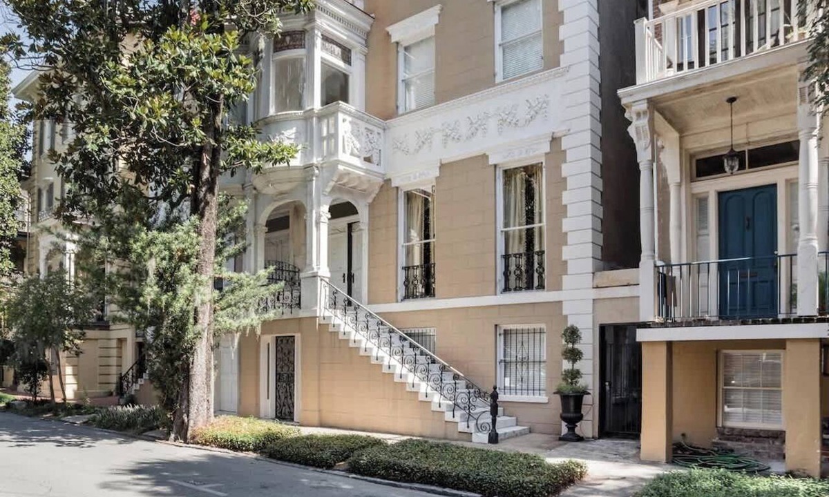 Historic Downtown Savannah Condo | The Wedding Cake Collection for 16