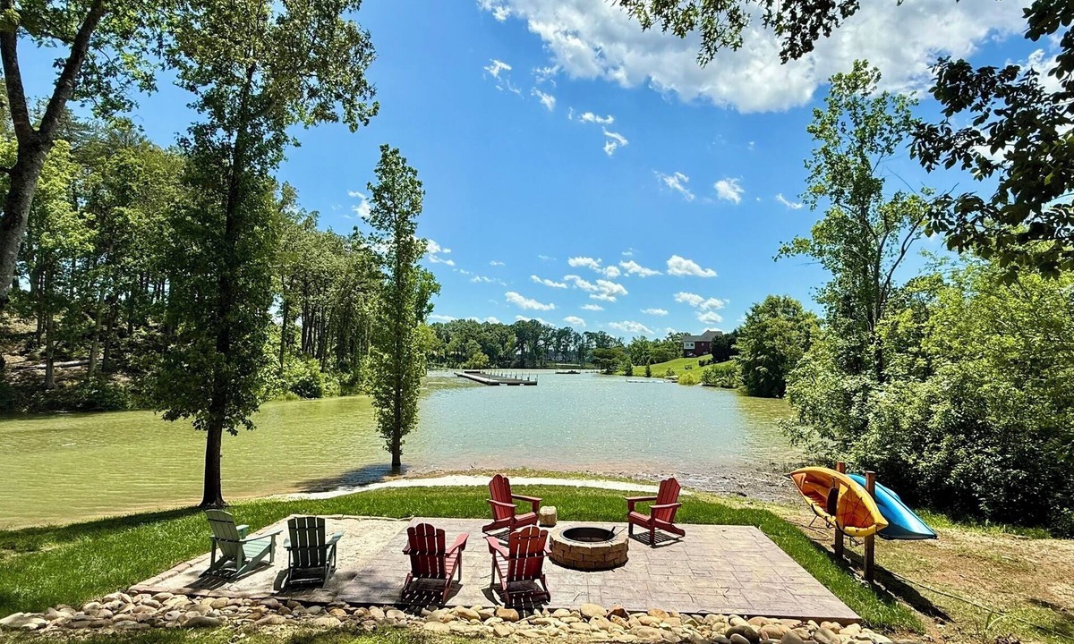 Baneberry Cottage | TN Mountain/Lake Cottage, Lakefront, Hot Tub, Firepit, Kayaks, Fishing, Relaxing