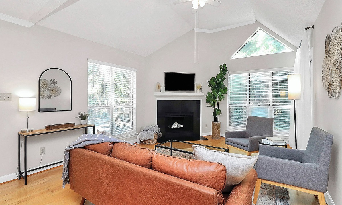 Charlotte Condo | Top Fl 2BR Modern Exec Condo Fast Wifi Near Hospitals Easy Parking