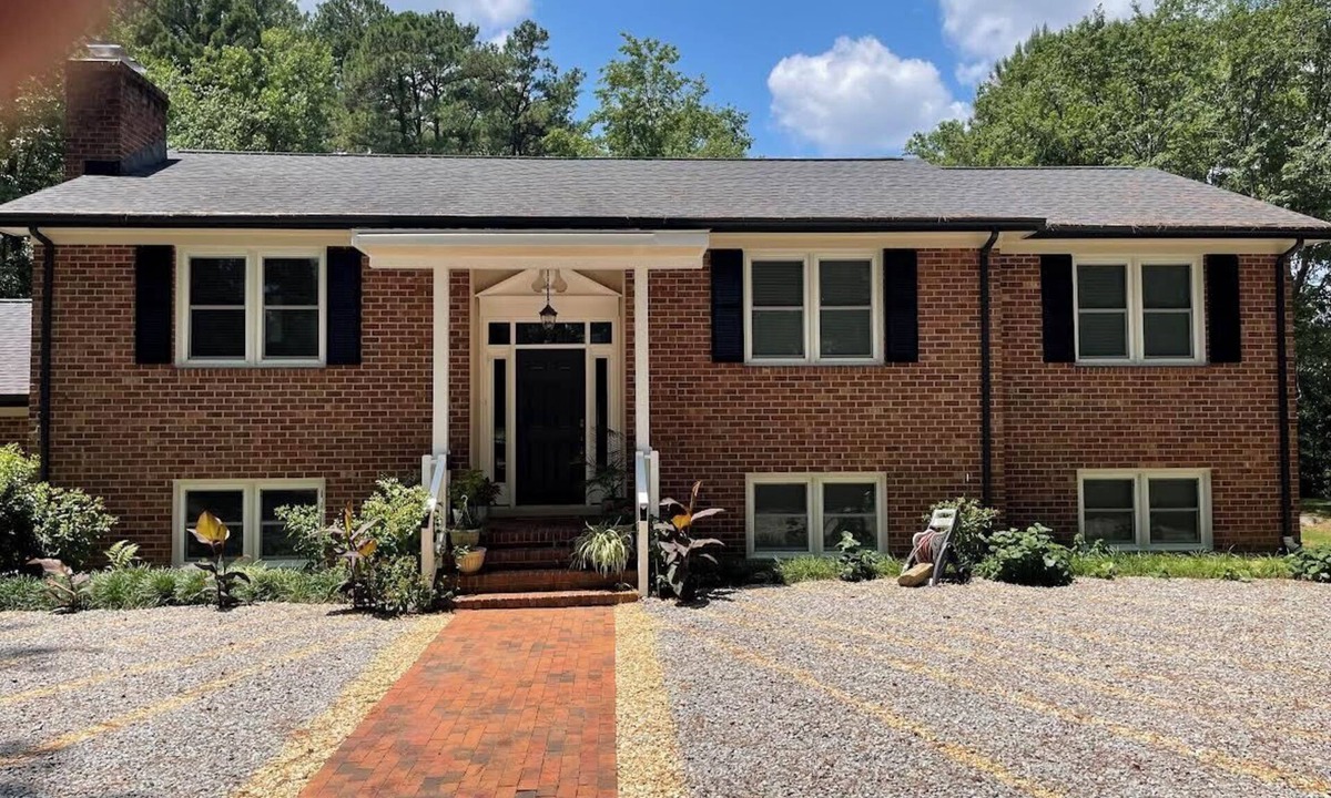 Fuquay-Varina House | Top-level of a modern split-level home.