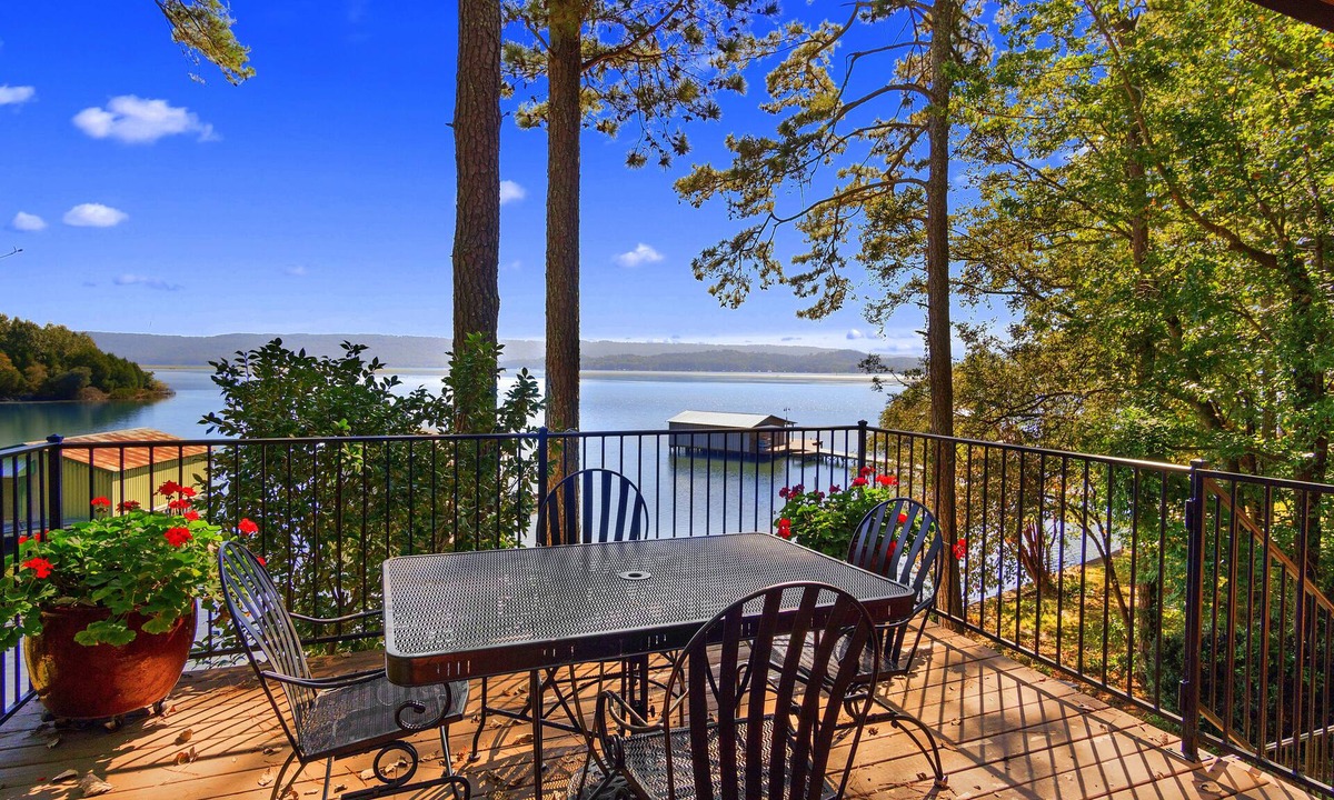 Scottsboro House | TOTAL RENOVATION: On Main Channel: Bass Fishing & Family Fun: Kayaks, canoe