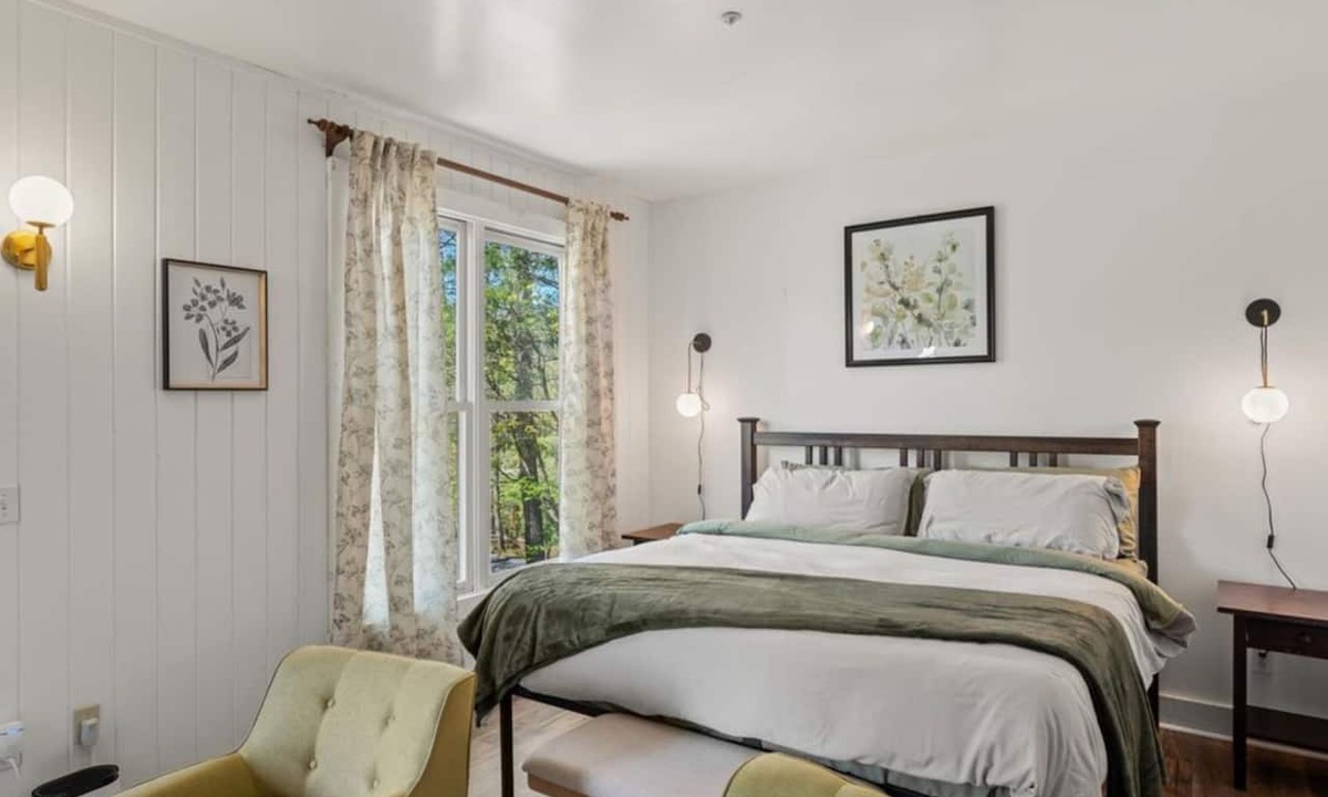 Townsend Hotel | Tranquil Corner - Romantic King Studio Near Trails With Views And Breakfast