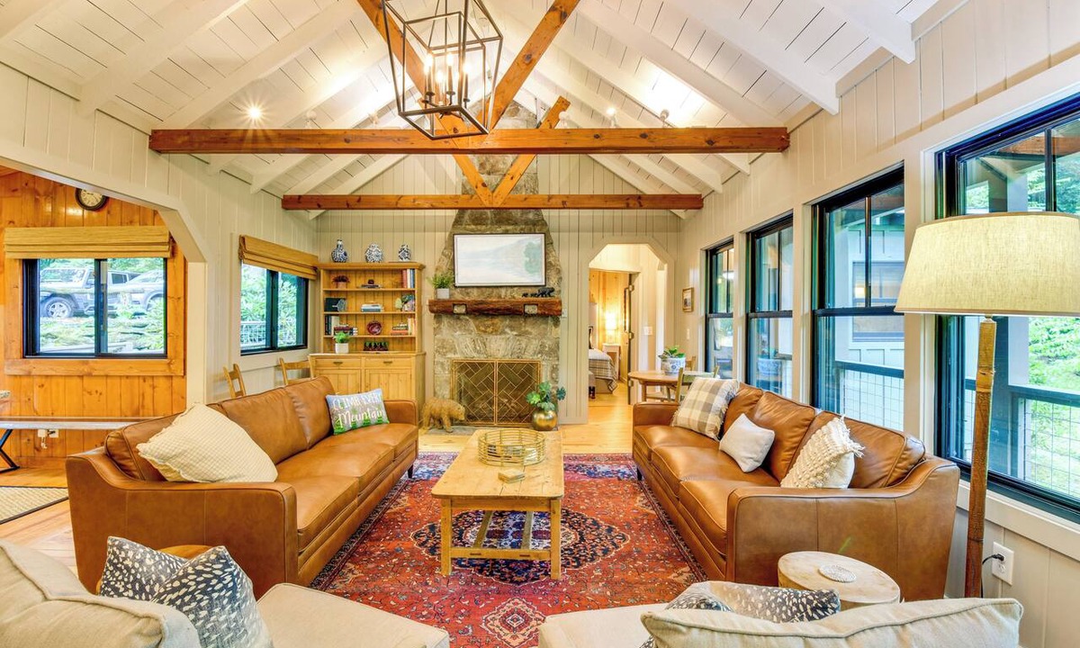 Mirror Lake House | Tranquil Highlands Cottage w/Fire Pit & Stream!