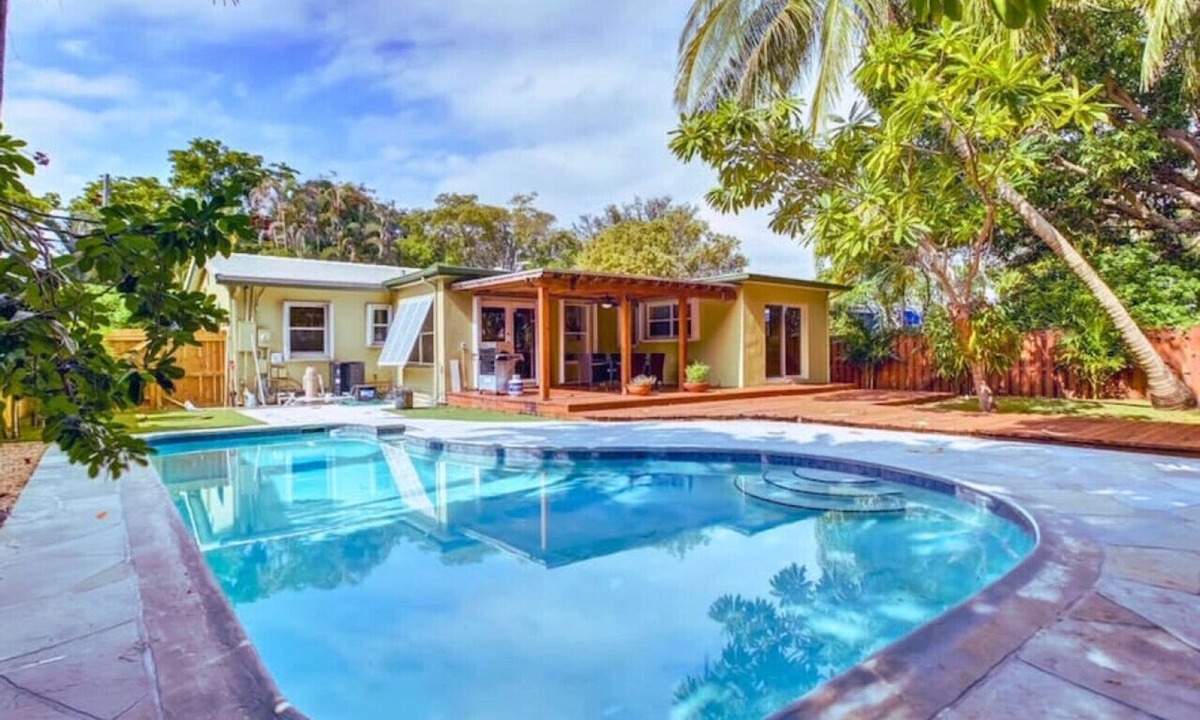 Lake Ridge House | Tranquil Poolside Bliss + Pergola Deck & Turf Yard