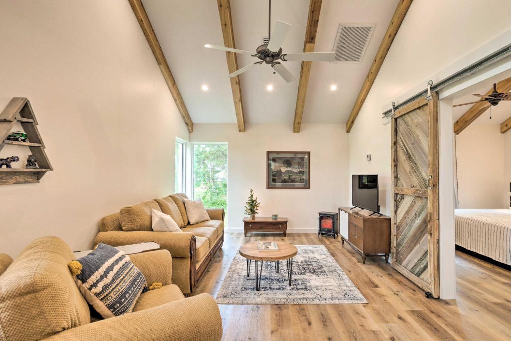 Palm City House | Trendy Palm City Cottage w/Porch on 5 Acres!