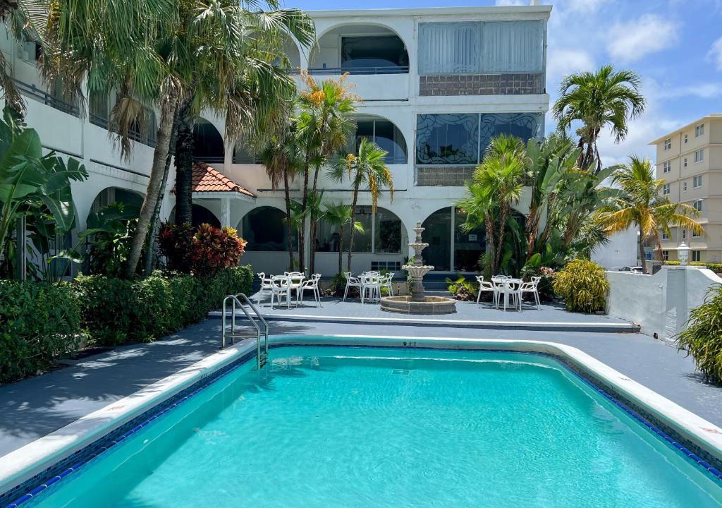 Central Beach Hotel | Tropi Rock
