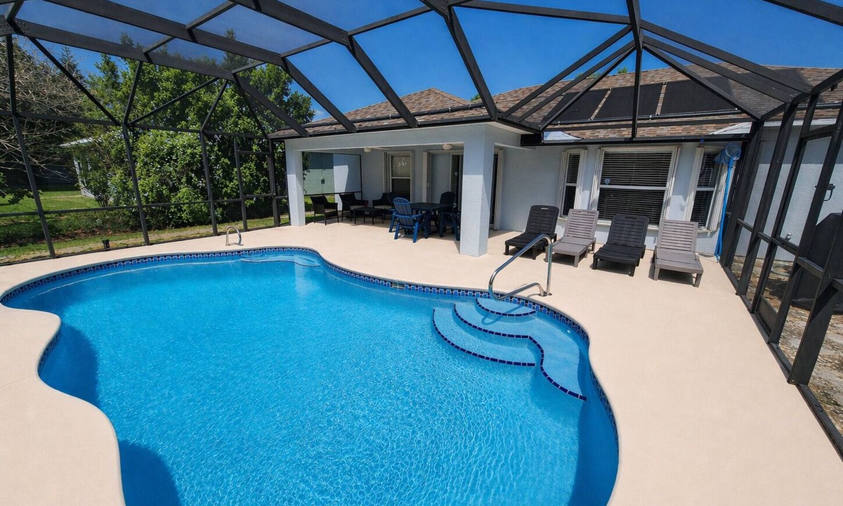 Sebastian Highlands House | ☆☀︎❀ Tropical Paradise! Heated Pool, Boat Parking, Near Beaches!