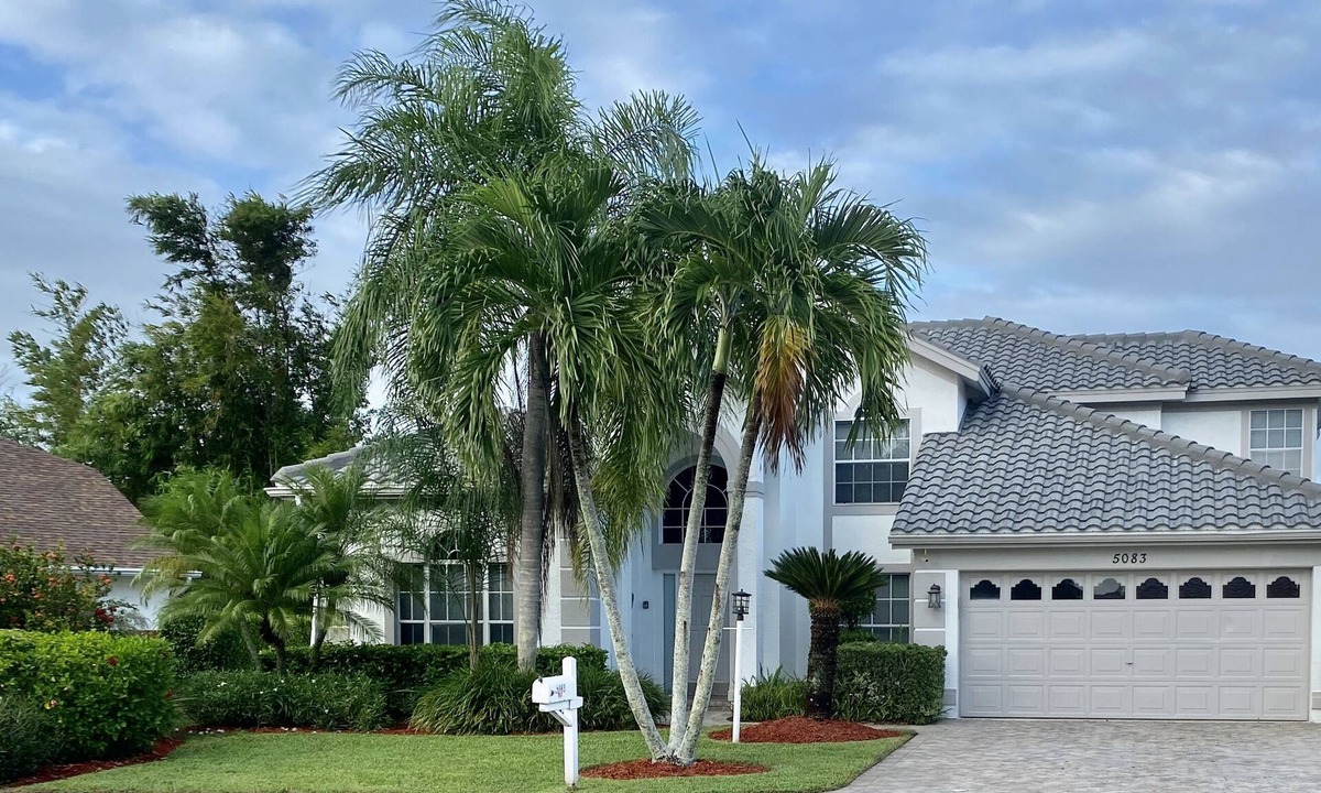 Crown Pointe House | Tropical Paradise on The Lake with Free Pool Heating. Minutes from the Beach