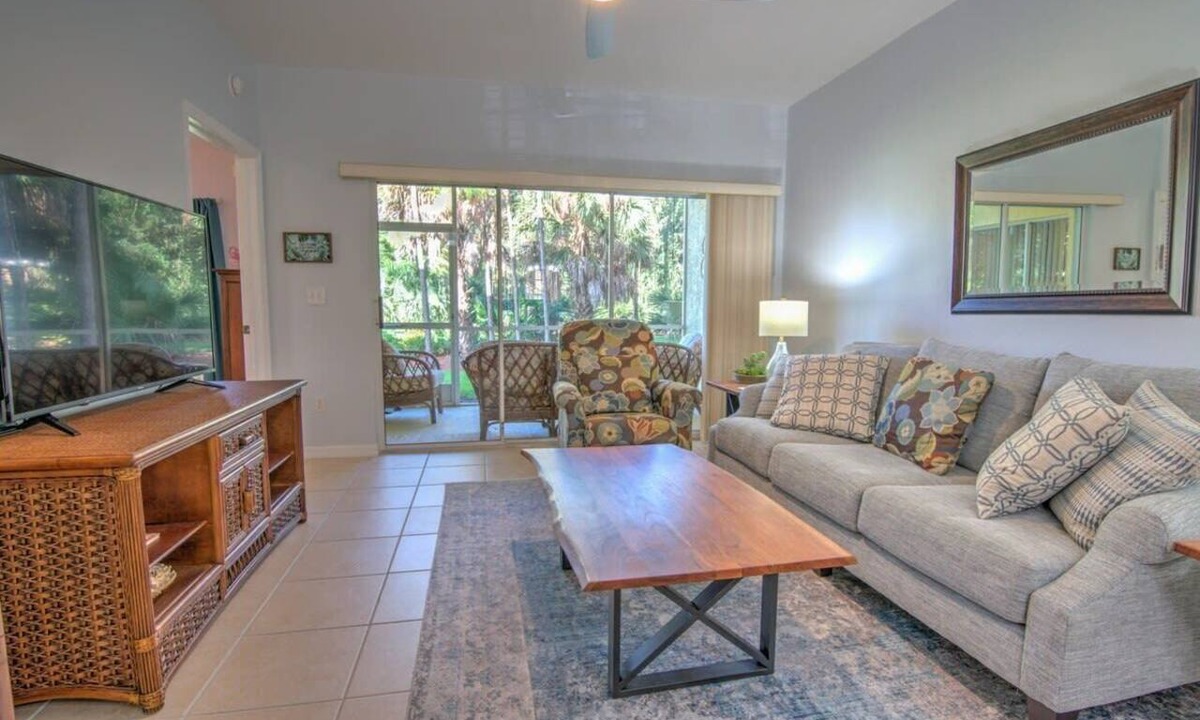 Ole Condo | Tropical Retreat w/Heated Pool in Coral Falls