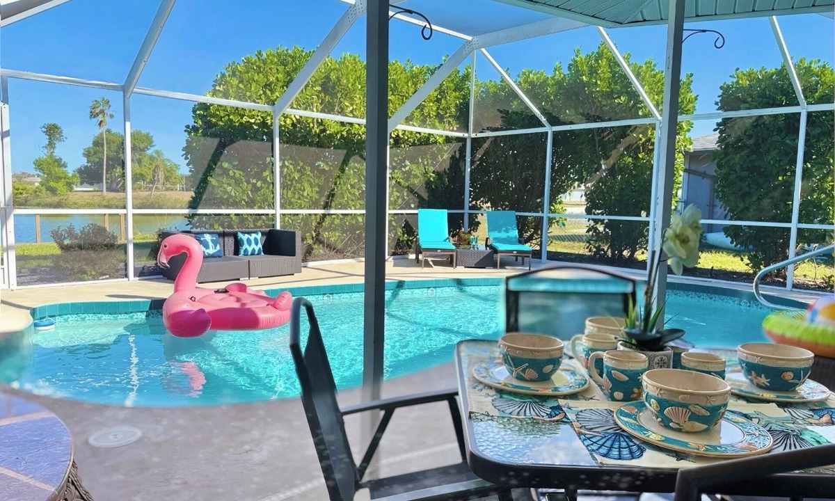 Venice Gardens House | "Turquoise Paradise" Waterfront Home in Central Venice - Heated Pool