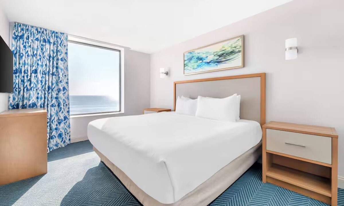Ormond Beach Hotel | Two 2BR Suite w/Balcony & Kitchen l Sunset Boardwalk Nights & Pool Access