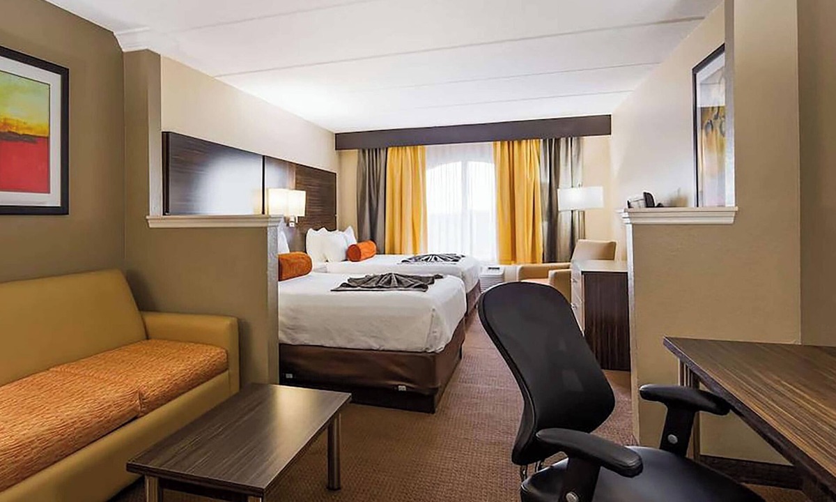 Orlando Hotel | Two Relaxing Beds w/Outdoor Pool Access, Free Parking, & Pet-Friendly Units