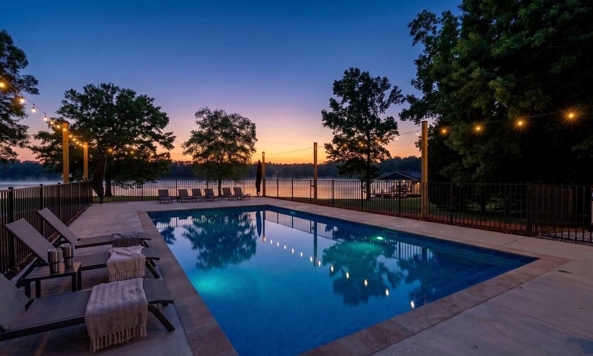 Milledgeville Cabin | Ultimate Lakefront Cabin with Outdoor Pool in Georgia