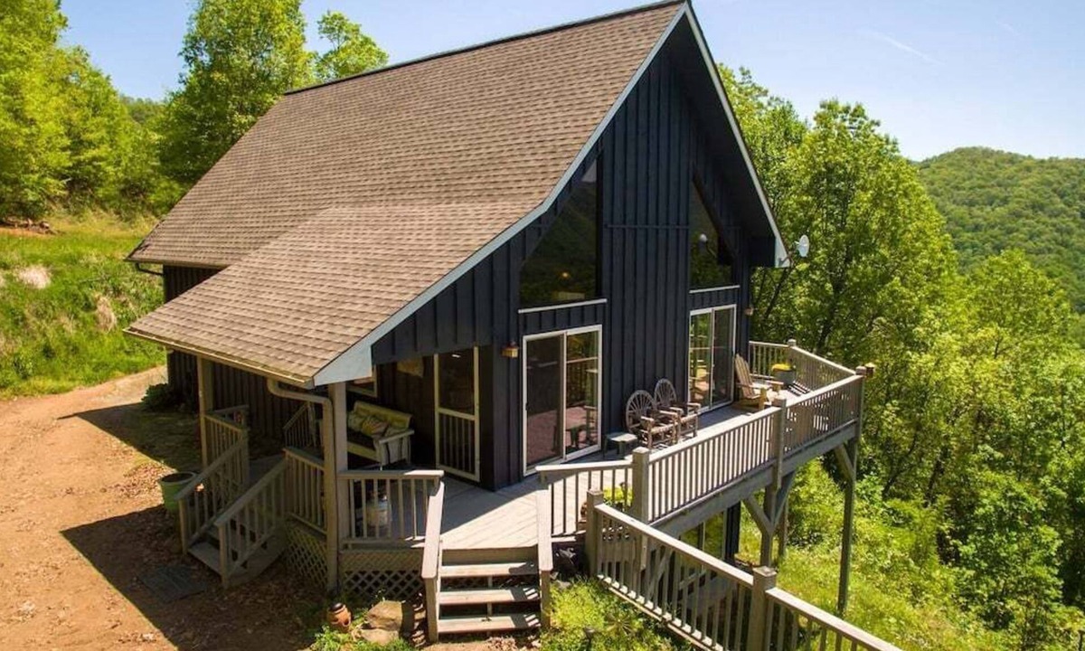 Hayesville Cabin | Unbelievable-Gas Fireplace-Hot Tub-*4x4 Needed!*