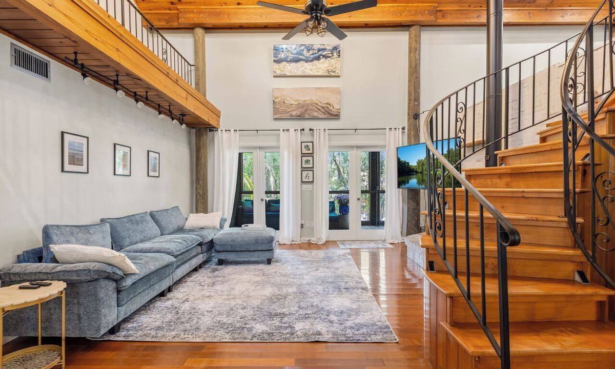 Geneva House | Unique Luxurious raised Cabin within 1hr to Disney and minutes from Lake Harney.