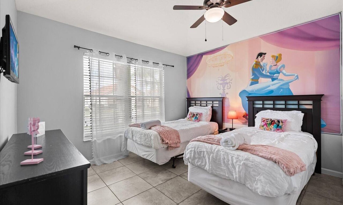 Solana House | Unlock lower rates and empty parks in Orlando. Book your stay today!