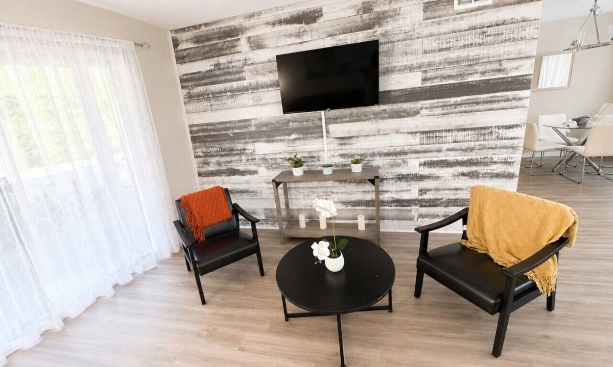 Westside House | Unwind Cottage | Furnished 3BR | Pet-Friendly | Midterm Rental | Yard + Patio