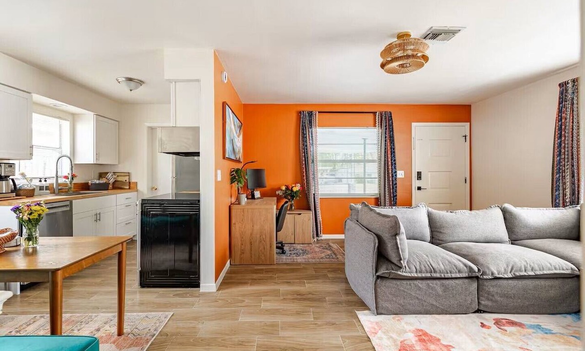 College Park House | Updated 2 BR/5 min to Advent Health/Walk to Museums, Parks & Dining.