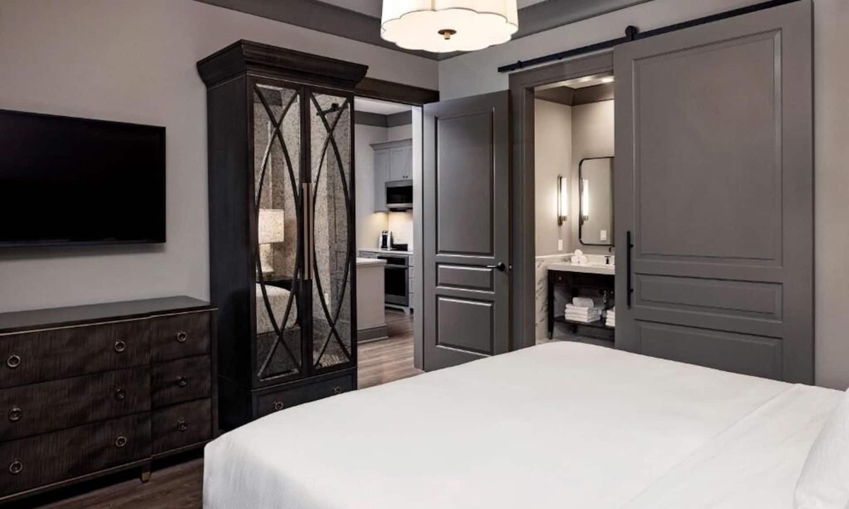 Ansonborough Hotel | Upscale Suite Retreat Near South Carolina Aquarium – Stylish Comfort