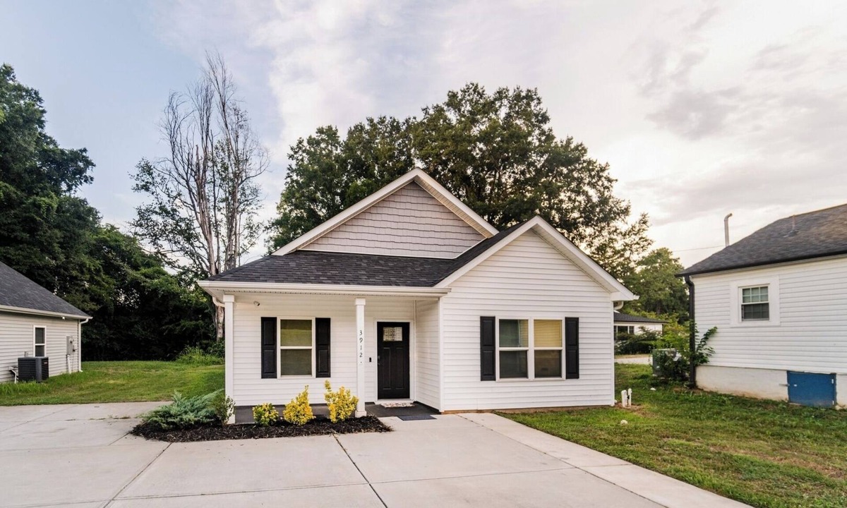 Paw Creek House | Uptown Charlotte 3BR | Grill + Fire Pit