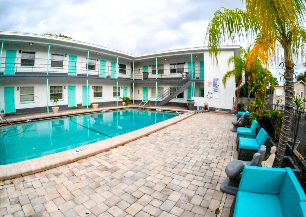 Crescent Lake Hotel | Uptown Inn & Suites