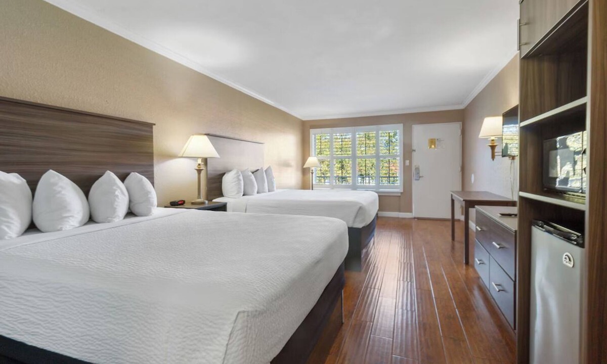 Vero Beach Hotel | Vero Beach Inn and Suites | Queen Standard Room | Near Vero Beach Outlets