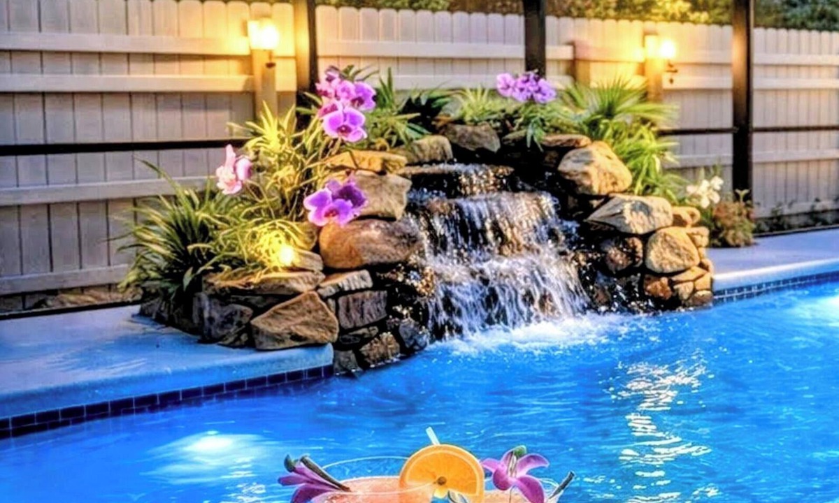 Vero Beach House | Vero Beach Oasis Heated Pool + Hot Tub Tiki Bar Pet-Friendly Near Beach