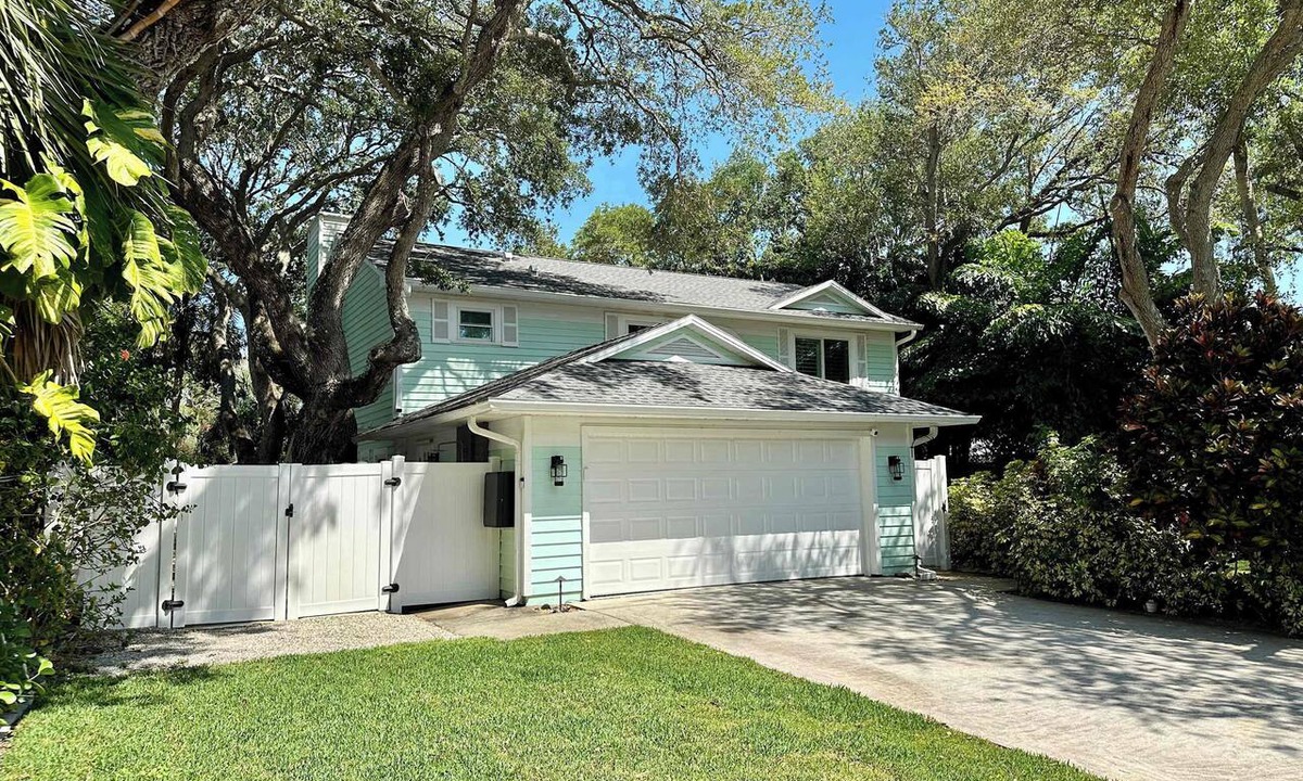 Wabasso Beach House | Vero Oaks (Stroll to beach + Mini Golf + Jacuzzi)