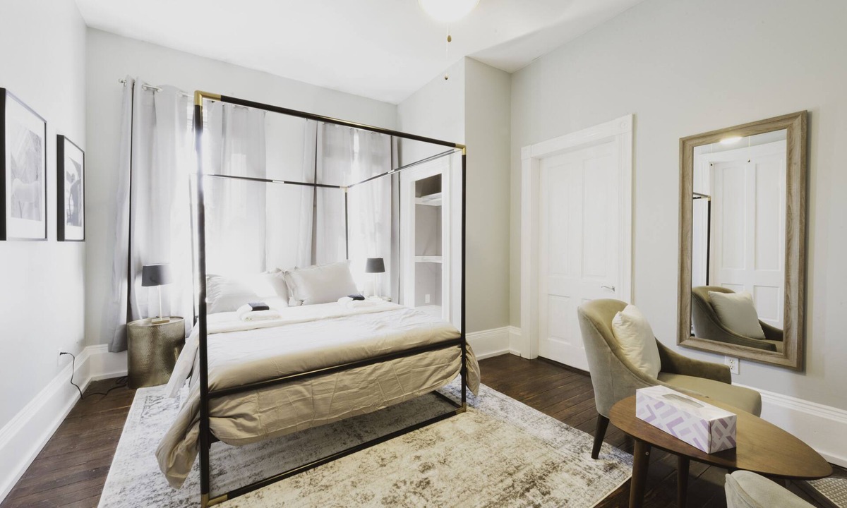 Thomas Square House | Victorian District Duplex ★ 2 APTS & 6 BDRS ★ Just 2 blocks to Forsyth Park!