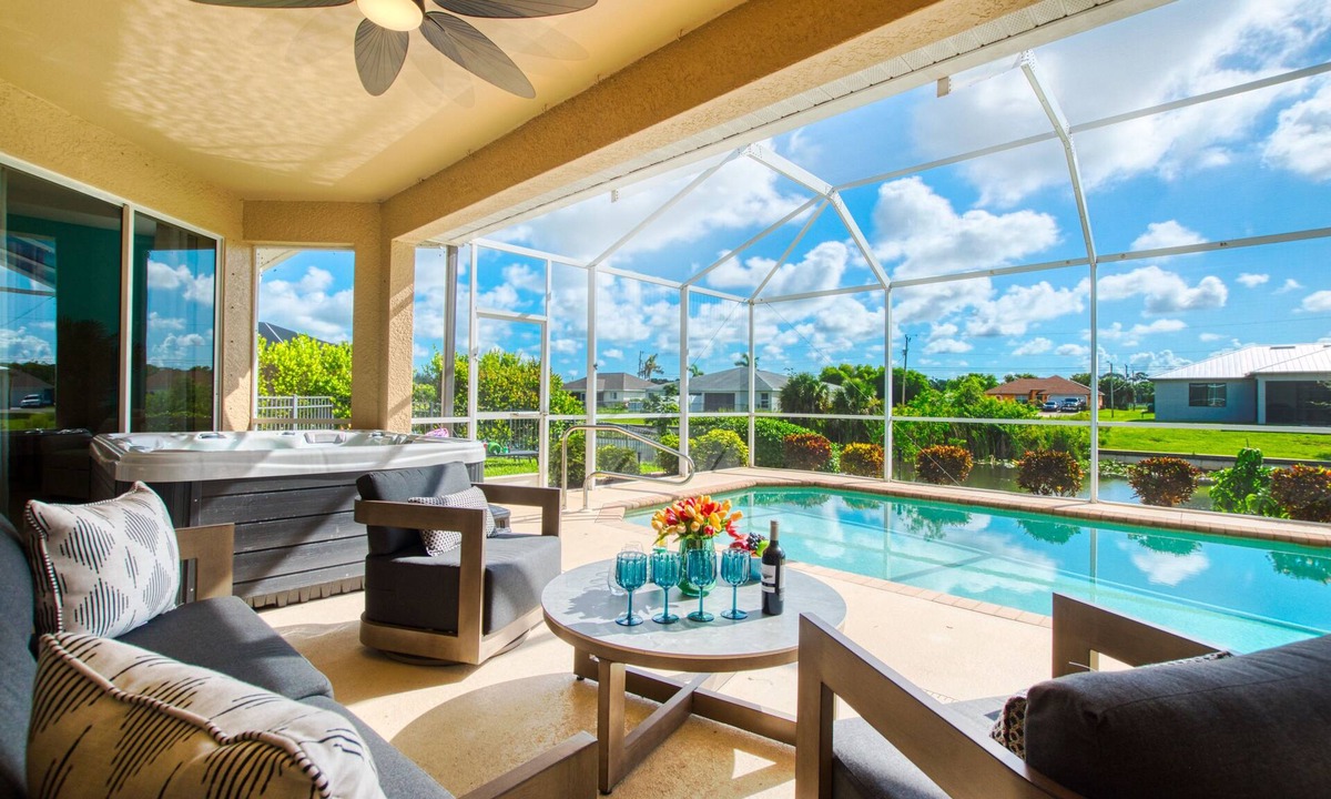 Trafalgar Villa | VILLA PARADISE RETREAT – HEATED POOL & SPA | CANAL VIEW | BOAT RENTAL + TOURS VOUCHER INCL.