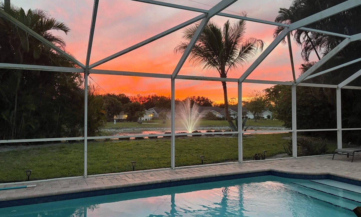 Crown Pointe House | Villa Vera with Lake view- Naples near to the beaches, large heated private pool