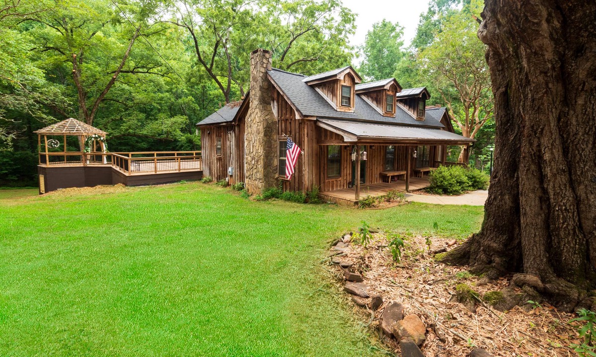 Gumlog Cabin | Vintage charm meets modern comfort in this historic 1850s cabin at Lake Hartwell