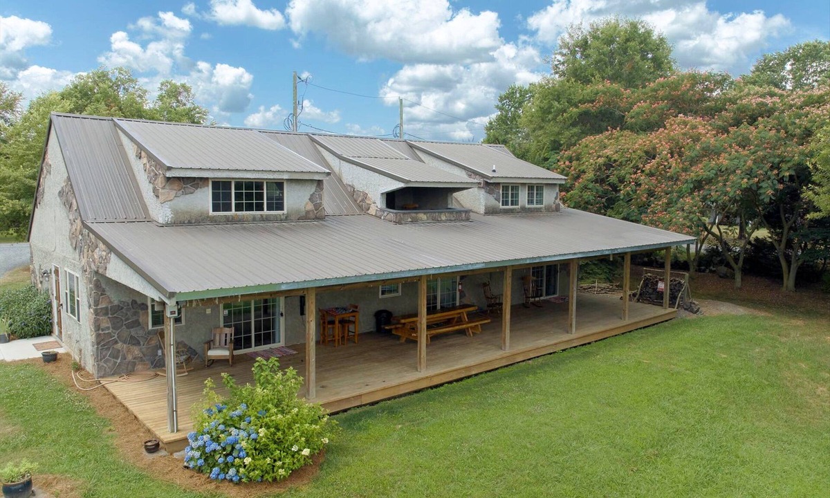 Union County House | Vintage Rock at Mimosa Lake Retreat - 24 Acre Lakefront Property