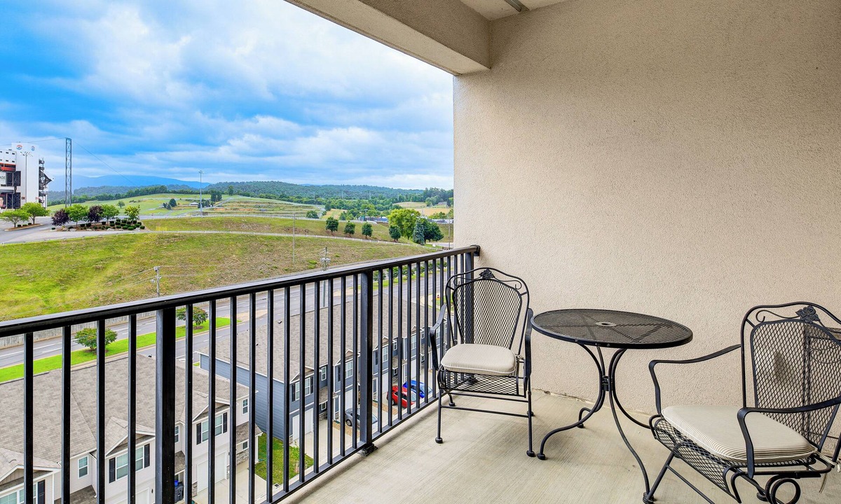 Bluff City Condo | Walk to Bristol Motor Speedway: Retreat w/Pool!
