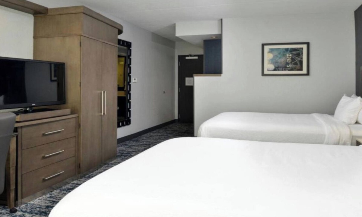 Downtown Wilmington Hotel | Walk to Riverwalk & Battleship! Pool, Gym, and Bistro Bar Access | 2 Units