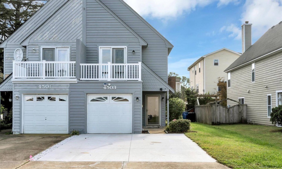 Chic's Beach House | Walking distance to the beach and restaurants!
