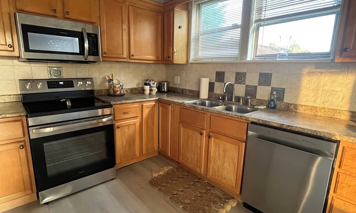 Cleveland House | Walking Downtown,Fabulous 1800sqft 2/2 with a loft room house huge kitchen charm