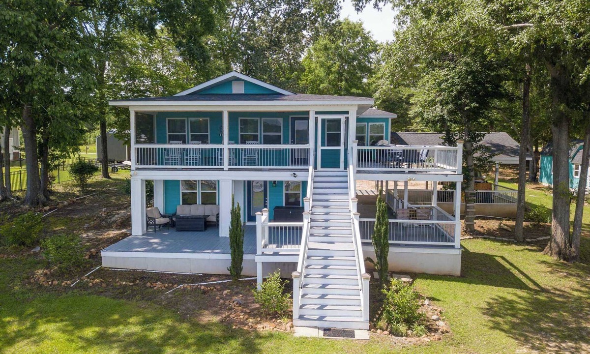 Ridgeway House | Waterfront Dock Dog Friendly Kayaks Grill