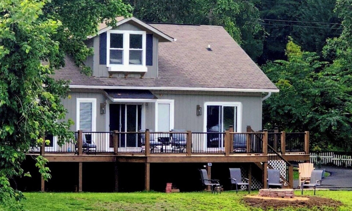 Murphy House | Waterfront Home, 3 BR, 2 Bath, HOT TUB, Pet-Friendly, Fishing, Fire Pit