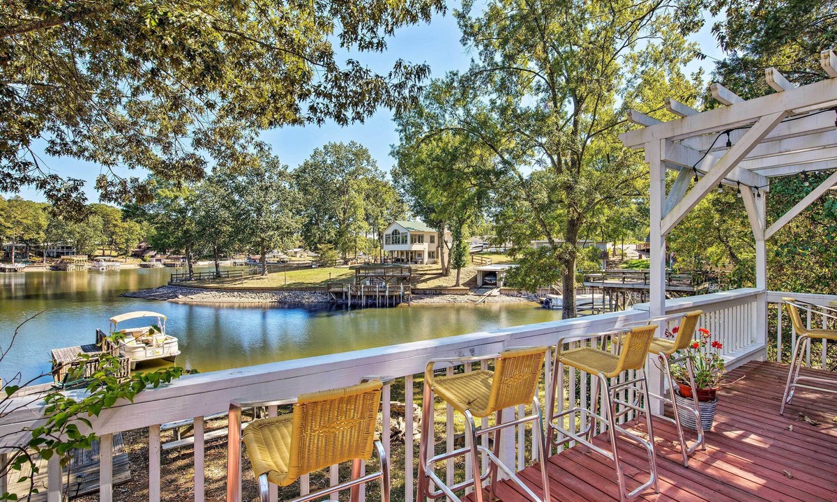 New London House | Waterfront Home on Badin Lake w/ Large Deck!