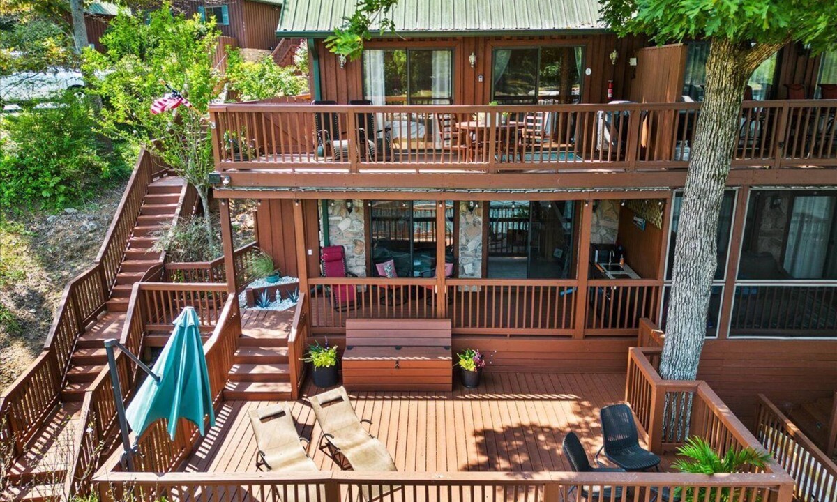 Six Mile Ski Chalet | Waterfront LAKE KEOWEE Chalet near Clemson University