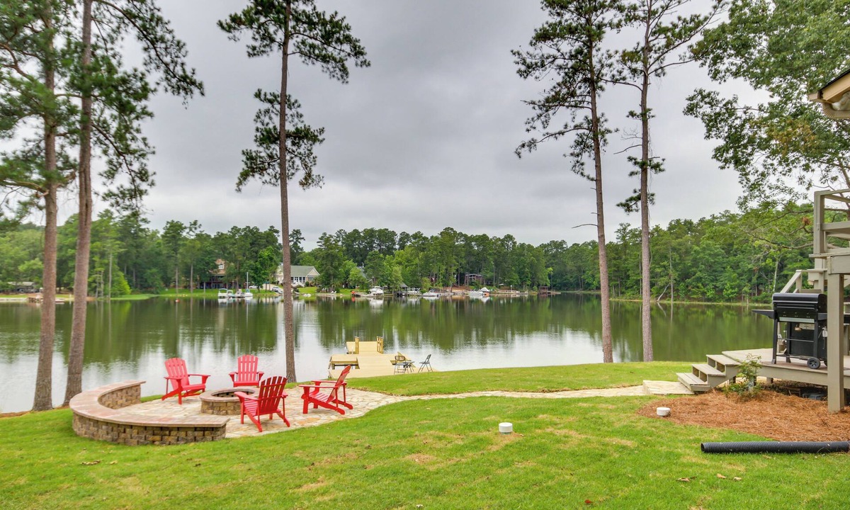 Chapin House | Waterfront Lakehouse w/Private Dock & Fire Pit!