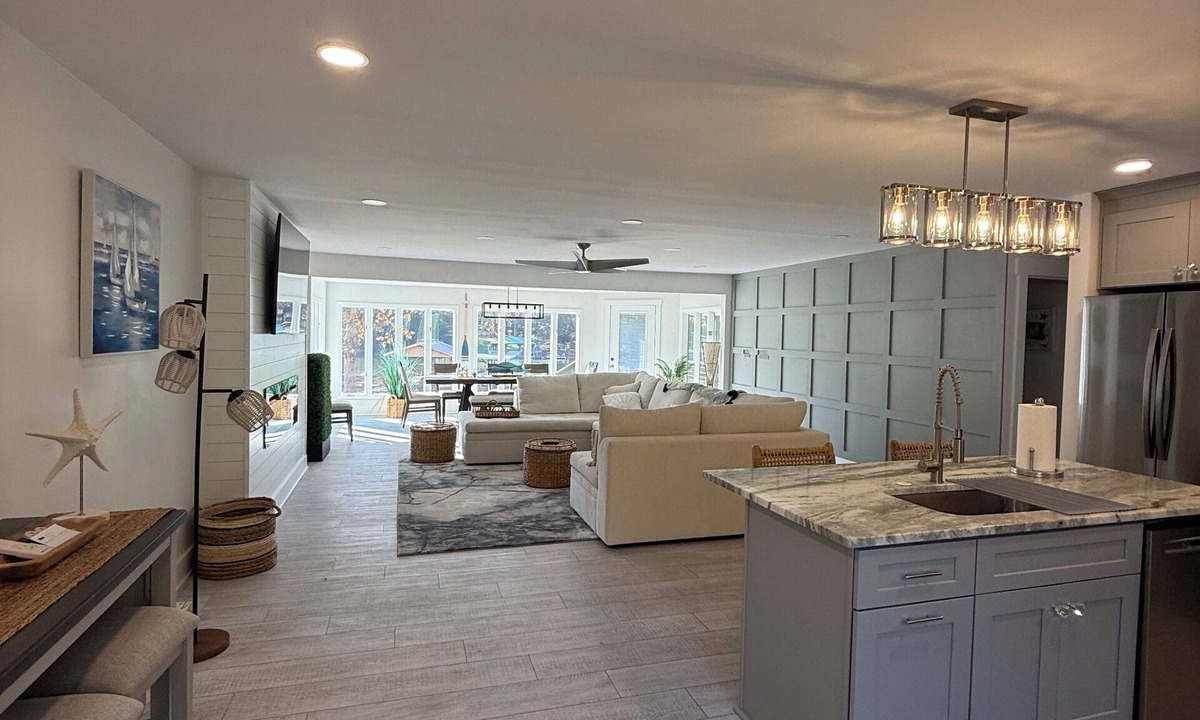 Mayhew House | WATERFRONT renovated 3 bdrm quiet safe area pet friendly restaurants shops near