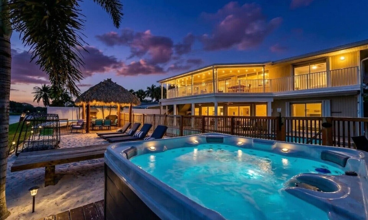 Florida North Atlantic Coast Villa | Waterfront Villa | BBQ, Pool, Cinema and Tiki