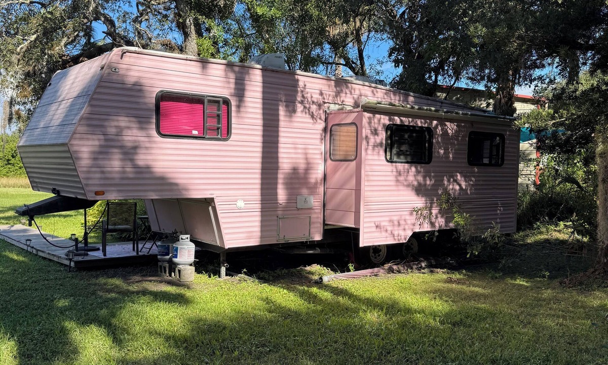 Fort Pierce House | Welcome to the pink, cozy camper, minutes to the beach. The best of both worlds.