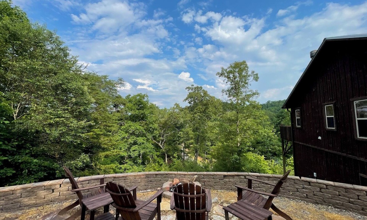 Murphy Cabin | Welcome to The Timber Tales! Rustic decor and close to town!