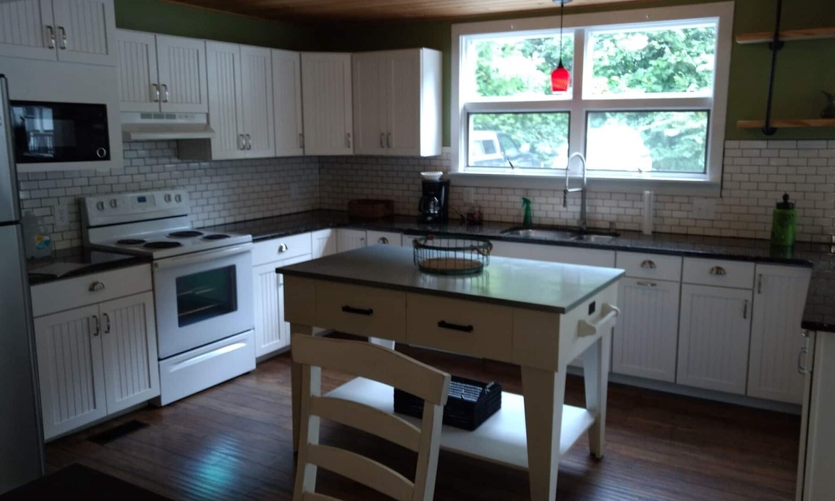 Lynch House | Well-Appointed, Mountain Retreat in Historic City.
