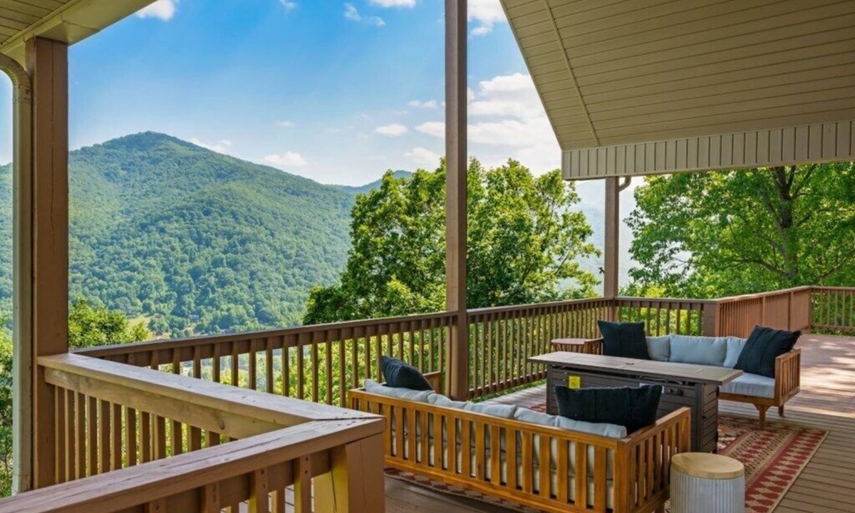 Maggie Valley Cabin | Wildflower Cabin - 5 BR, 4.5 BA, 3 FPLC, 2 FP, HT